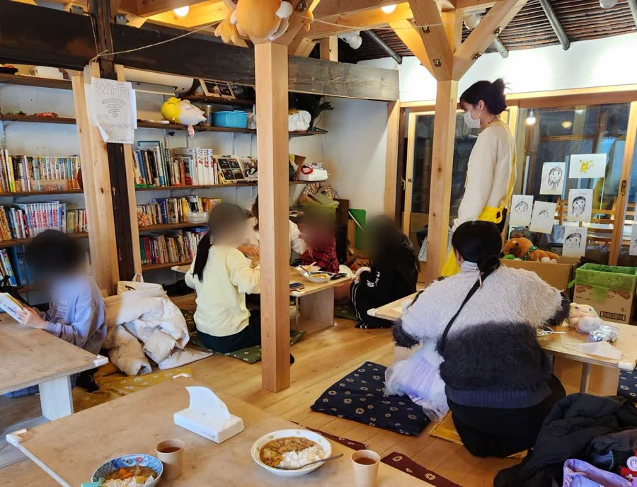本棚のある部屋。食事の日も、勉強の日も、ただ過ごす日も、同じ空間で行われる