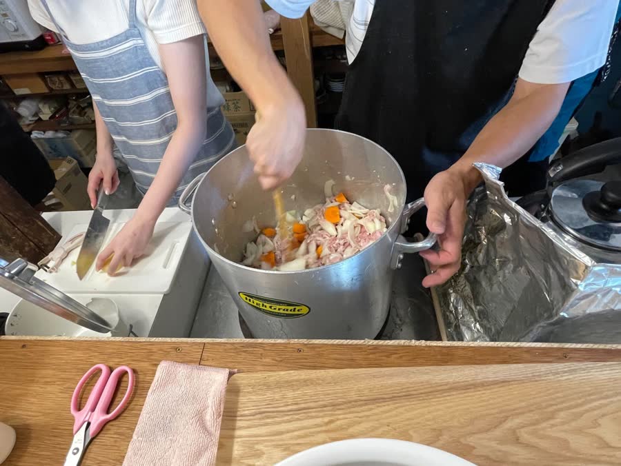 大鍋で仕込むこども食堂の一日は、こうして始まる