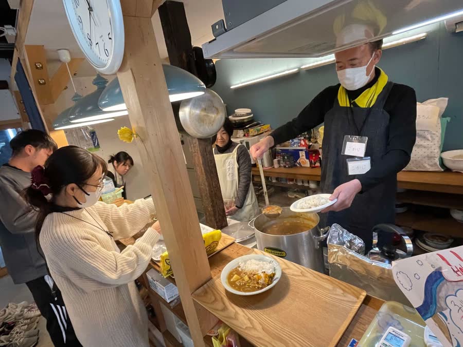 こども食堂の当日。調理も配膳も、事業者さんとボランティアさんが担う