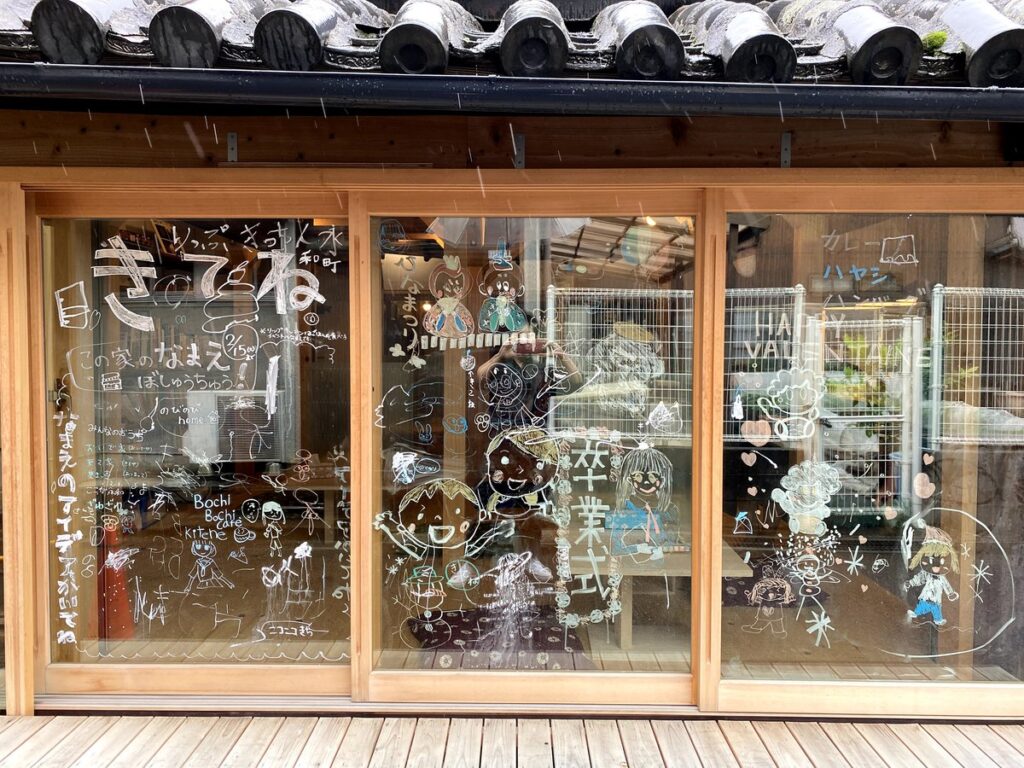 永和町ベースの窓ガラス。子どもたちが自由に絵を描けるようになっている