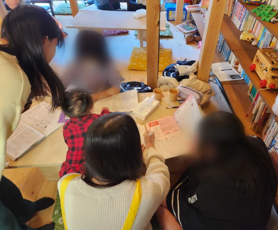 子どもも大人も、同じ机を囲む
